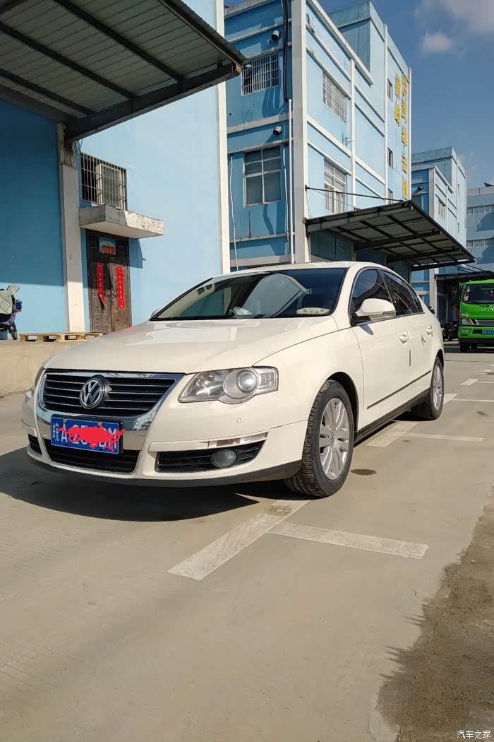 出一辆白色外观的迈腾b6