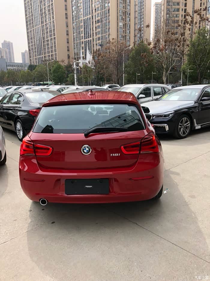 进口宝马1系墨尔本红提车中