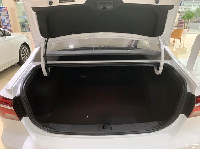 后备箱空间有406l空间.相对来说还是阔以啦.足够,开口也比较大,览无余