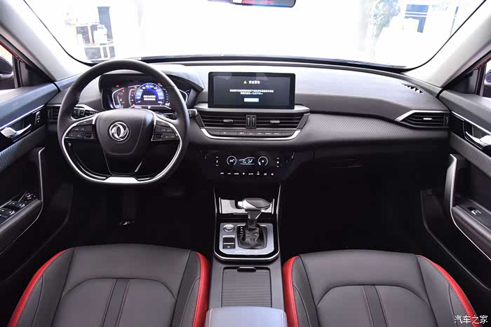 环抱式中控台依然是主流设计,奕炫gs采用纯黑的内饰配色,整体偏向运动