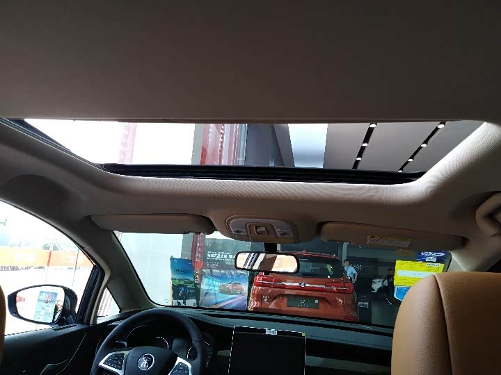 全新宋max2019款 ,这让喜欢这款车又吐槽老款没有天窗的车友们这下