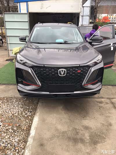 主打的是安第斯灰,确实很耐看,这么大个车配这个颜色很搭,前脸霸气