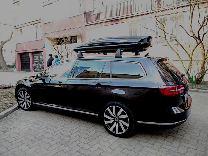 带行李箱的纯黑四驱蔚揽