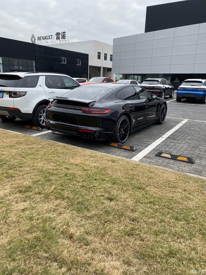 求助:帕拉梅拉黑玉色和细花白停在一起拍的照片