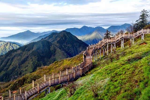 清晨乘坐首班缆车从映雪湖到达日月坪