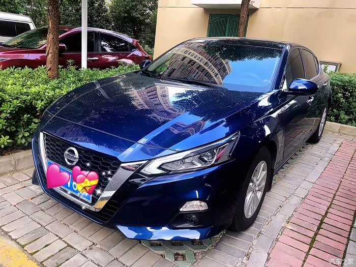 新款天籁蓝色搭配流线型车身,摆脱了老款商务车的保守形象,更贴合年轻