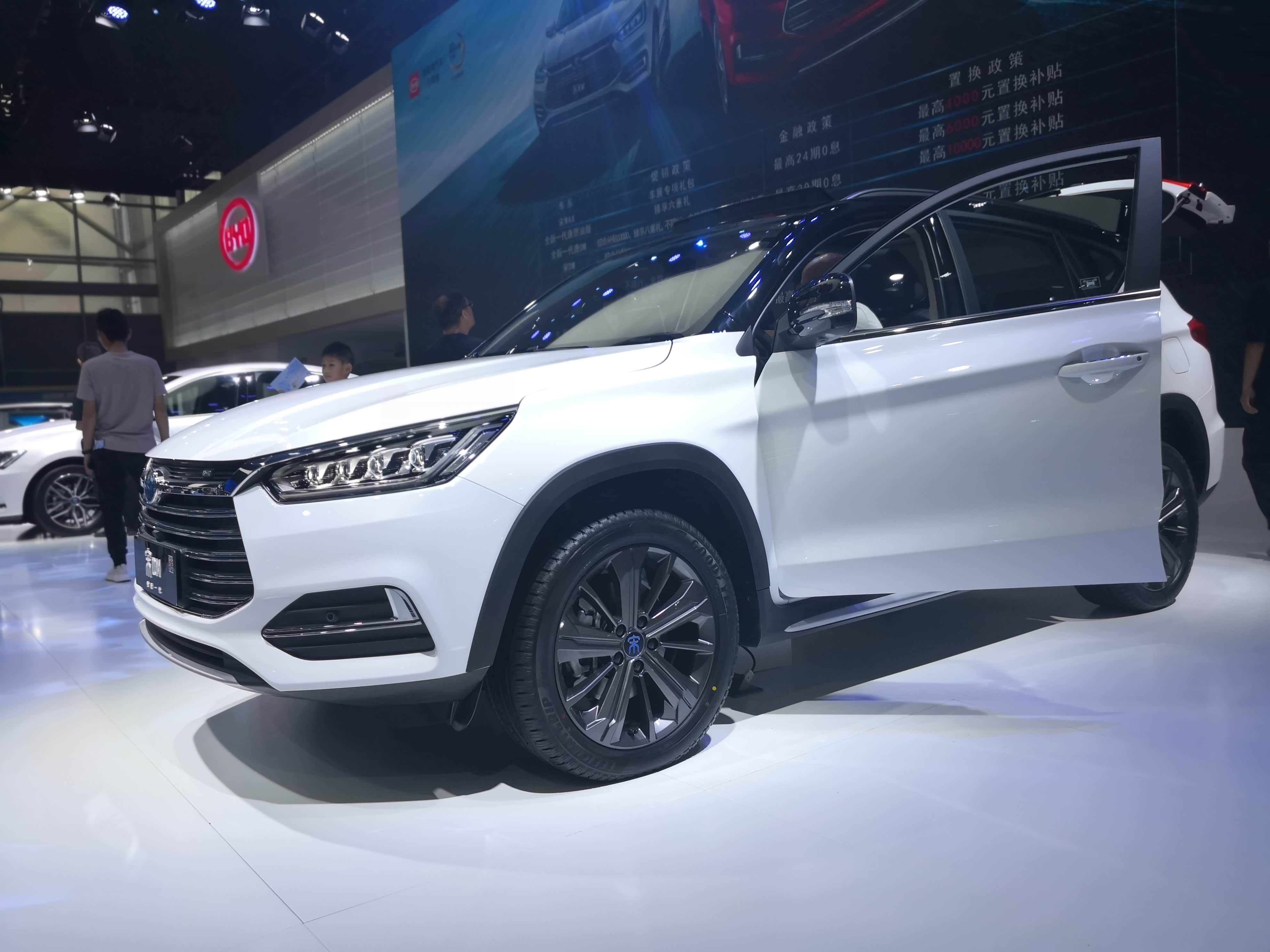 看成都车展拍比亚迪宋新款车