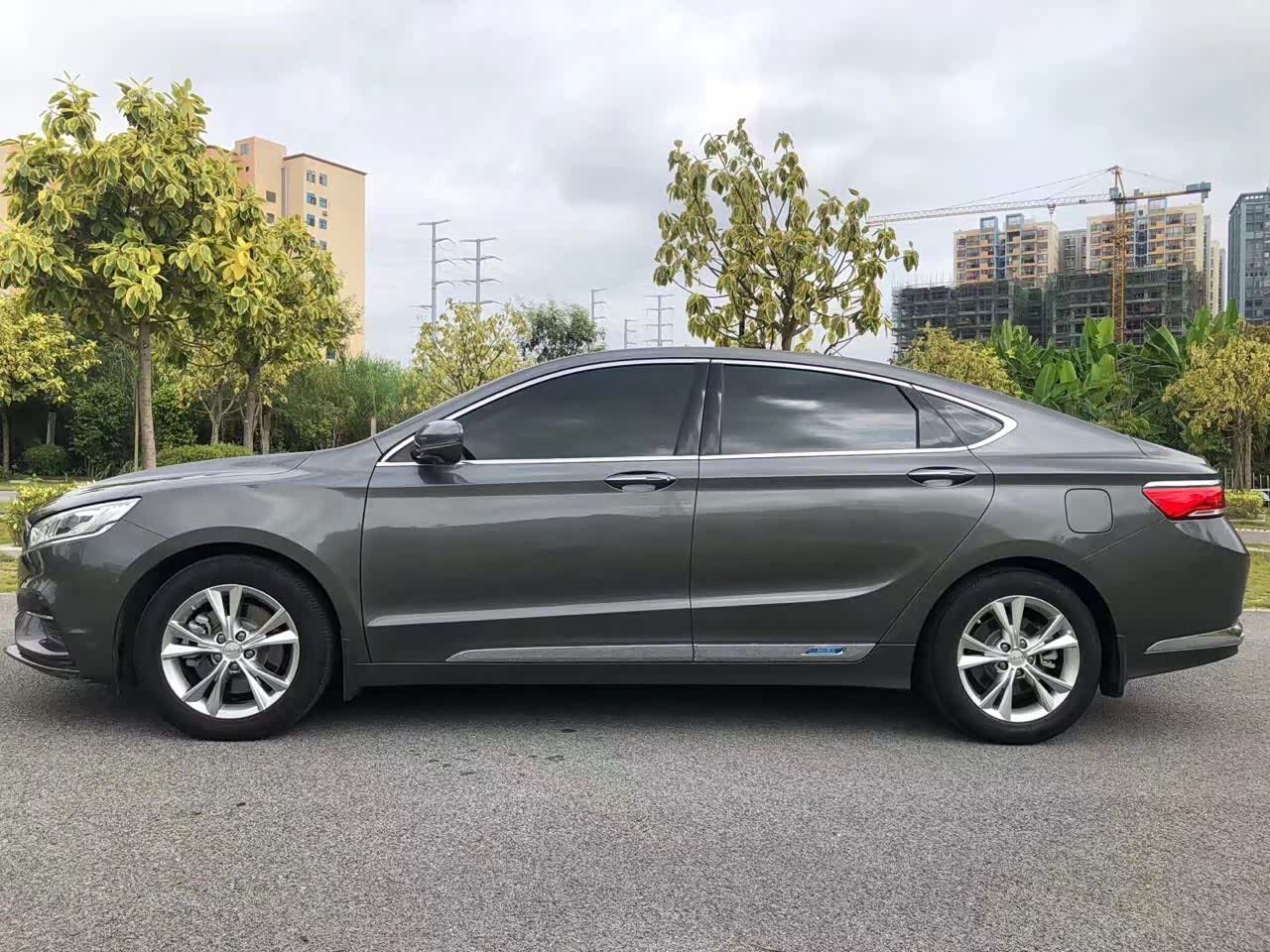 我觉得吉利博瑞是最美的国产b级车这个颜色真帅气