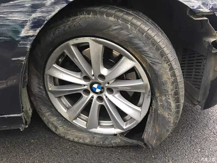 在市区行驶轮胎爆胎后怎么正确操作?