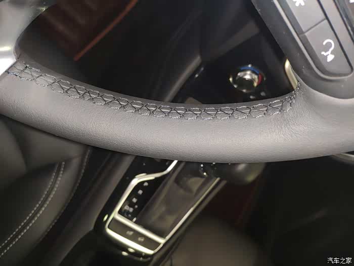 方向盘内侧的缝线做工看着也还可以.