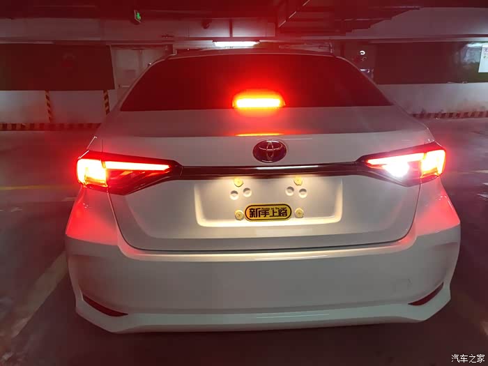 19款卡罗拉倒车灯