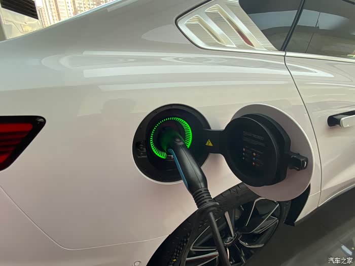 附有科技感的充电呼吸灯