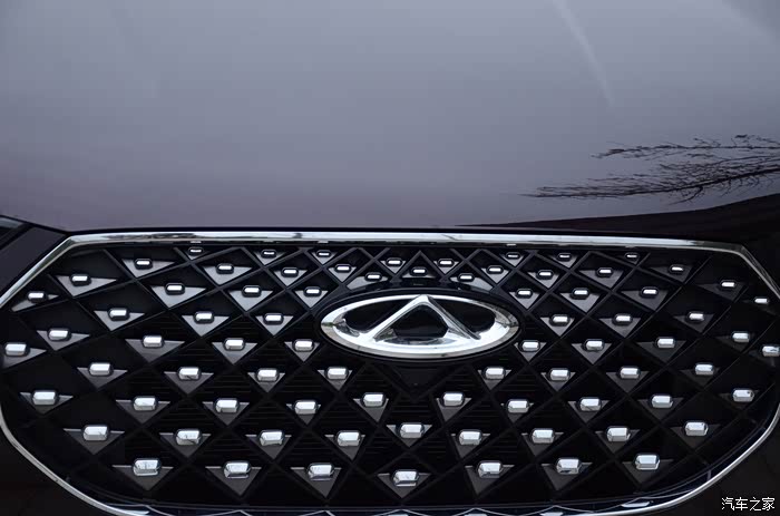 虎子前脸中间的奇瑞车标设计大气,也是非常醒目的