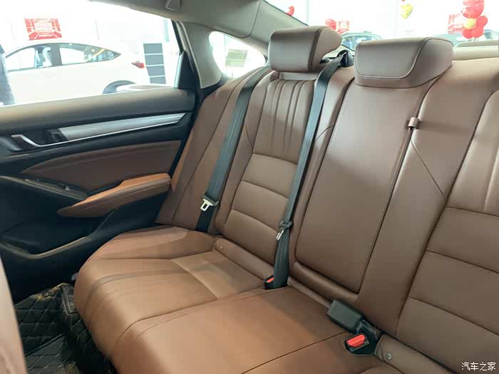 后排也是真皮座椅而且座椅很舒服