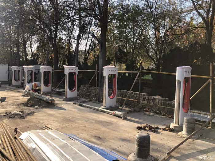 新鲜的超级充电桩