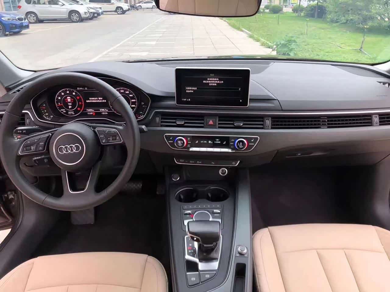 奥迪的a4l,非常的漂亮,特别是驾驶室非常有科技感!