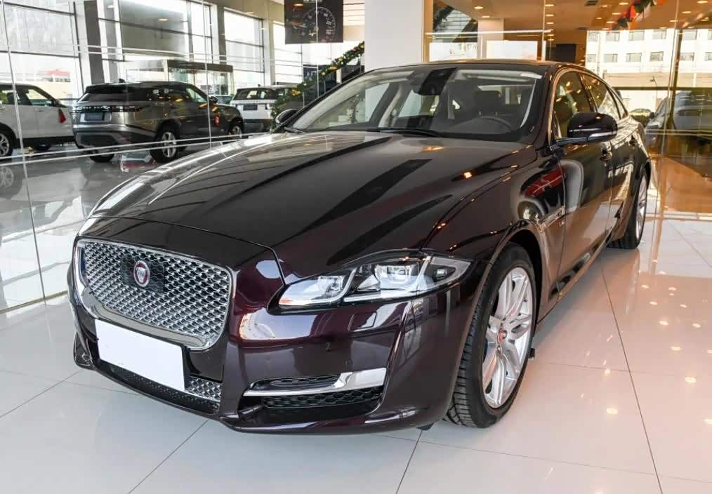 捷豹xj在外观方面设计得非常豪华大气