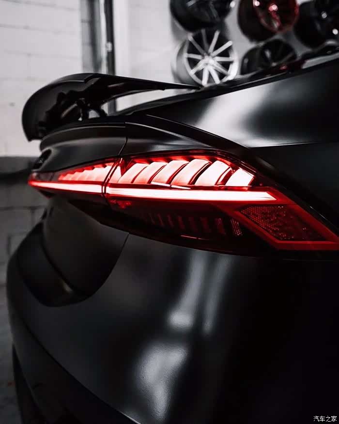 audi rs7 sportback帅气十足,尾灯很犀利