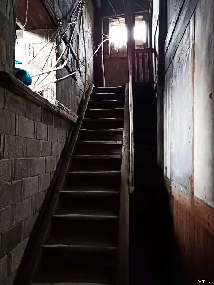 老旧的楼梯,咯吱咯吱的响