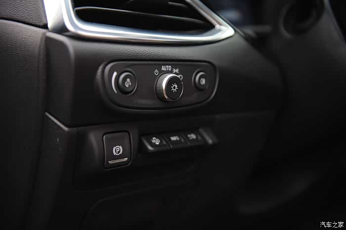 抬头显示和灯光控制区域,抬头显示内容丰富.