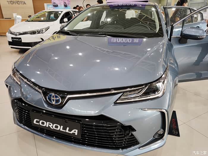 定了第十二代卡罗拉双擎精英版天青石金属色