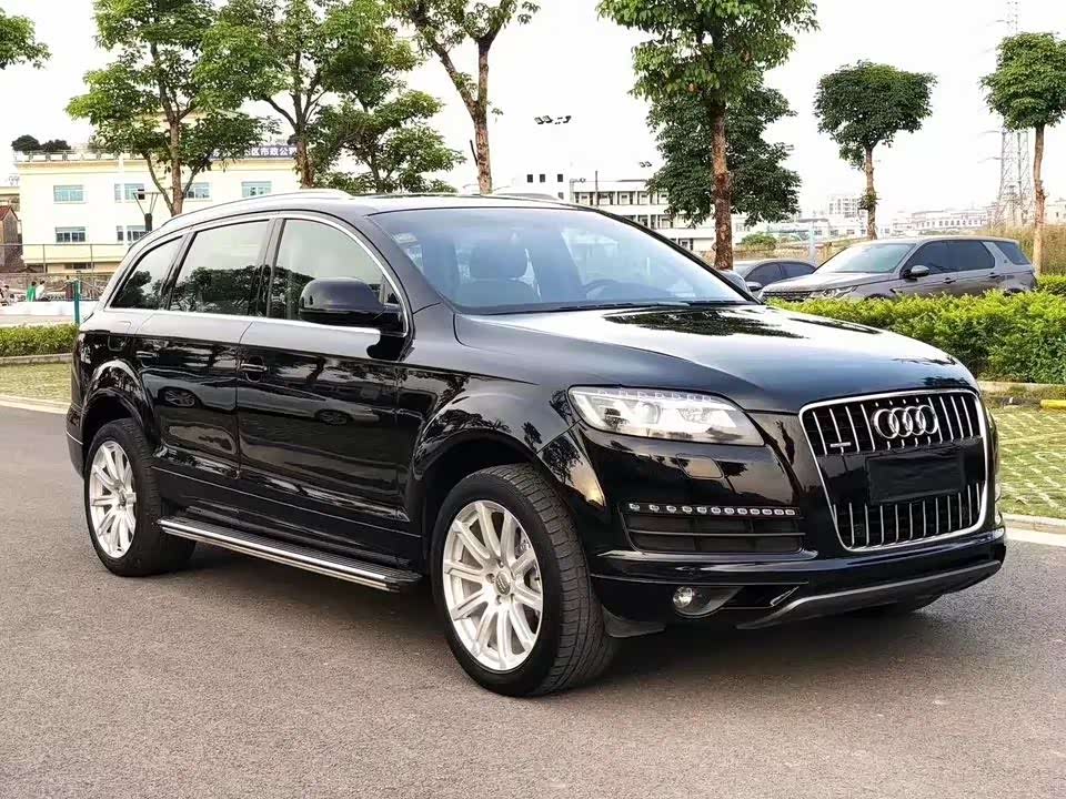 15款奥迪q7 3.6fsi,黑色米内,非常的大气磅礴.