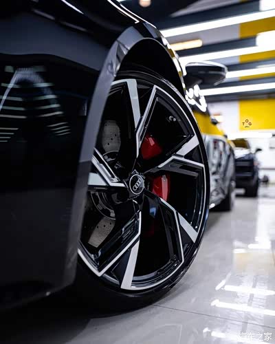 黑色的奥迪 audi gtr,轮毂漂亮,车灯更是迷人,真喜欢