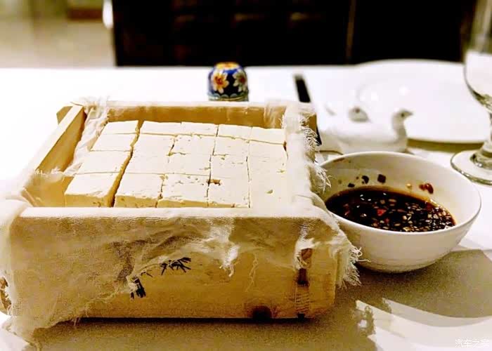 最近喜欢吃些清淡的,石磨豆腐是最佳选择,老北京的豆腐块形完整,软硬