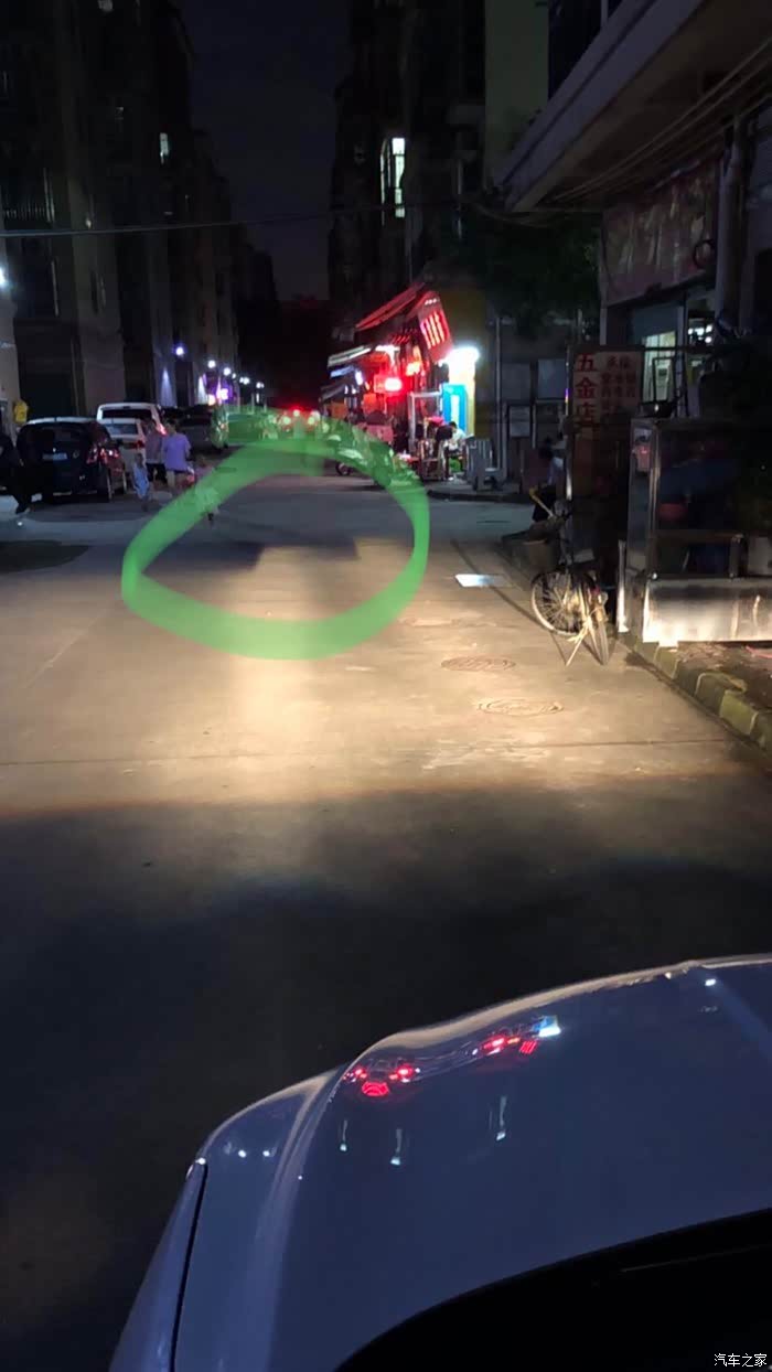 左边大灯有黑影