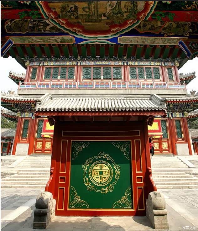 进入园里首先看到的是木制影壁墙