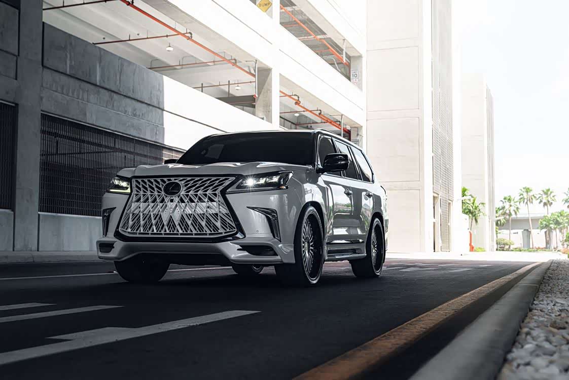 雷克萨斯lx570本来就是一种豪华大气的造型改装更时尚