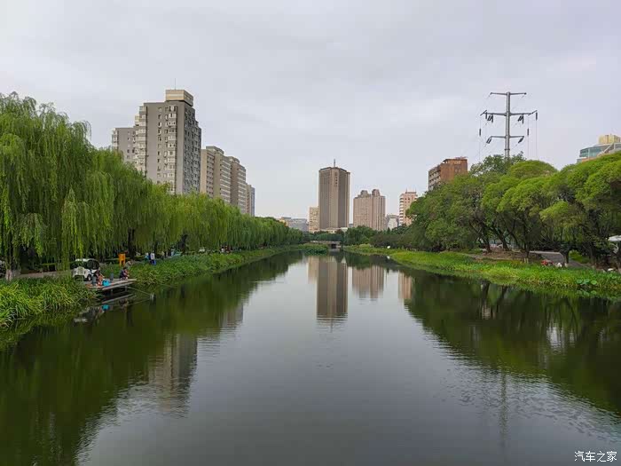 清澈的小河在城市中穿梭.