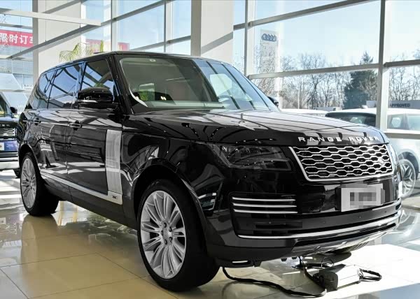 新款路虎揽胜,黑色的外观更显威武大气