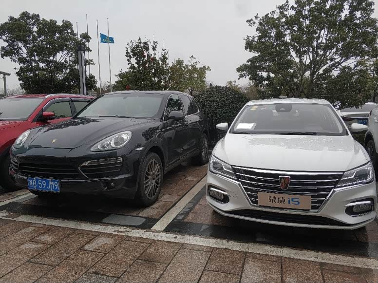 荣威i5 和保时捷停一起,气场完全不输