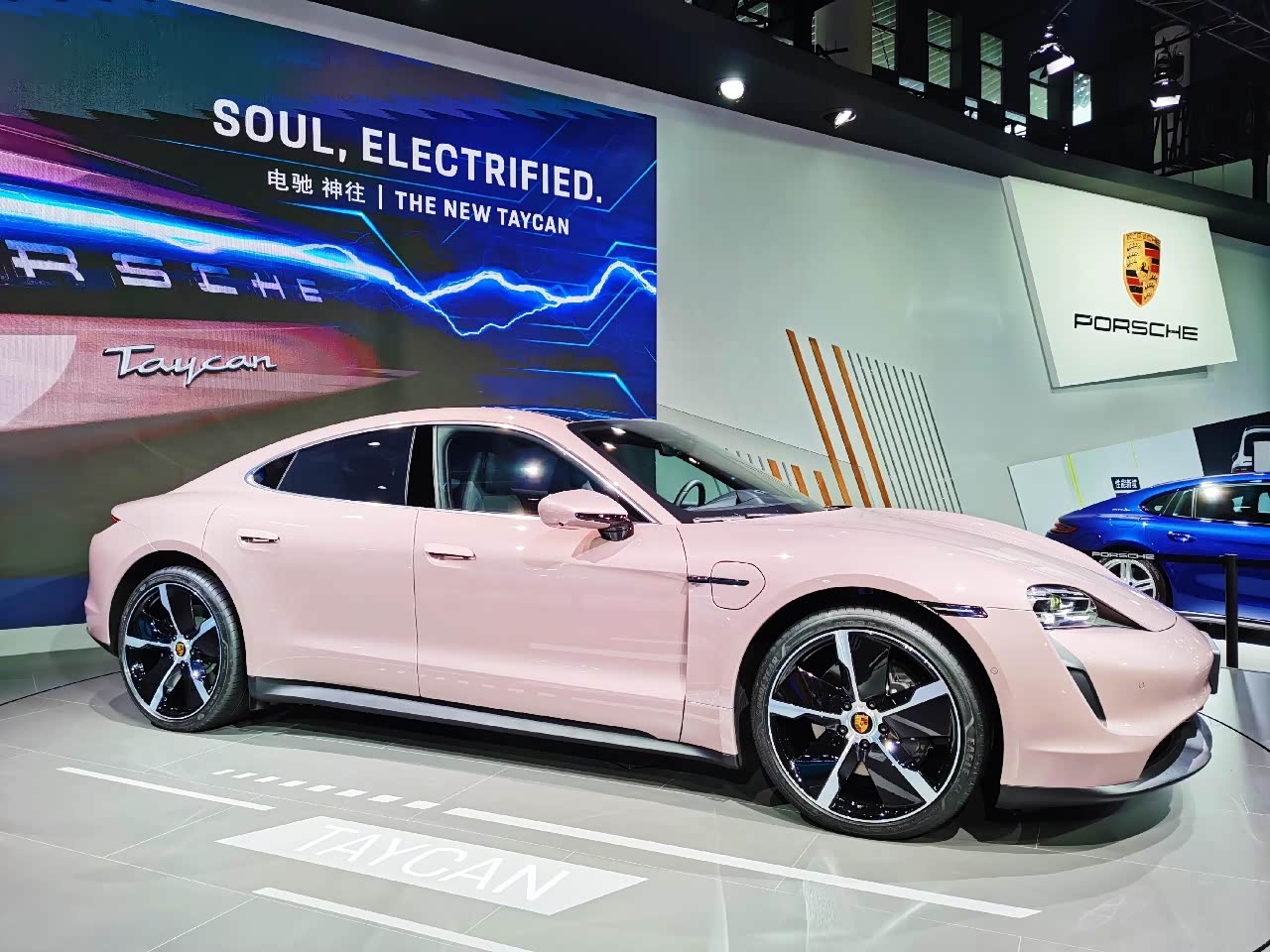 保时捷taycan这个颜色俘获不少女人心吧
