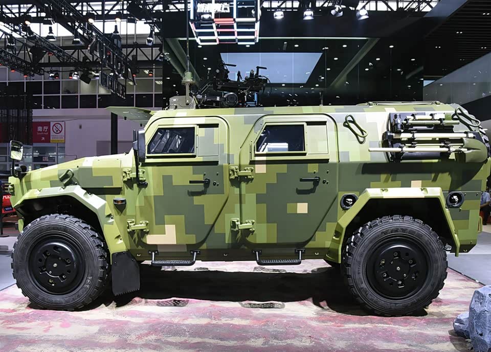 采用了部分悍马h1技术平台的第一代东风猛士开始就备受关注