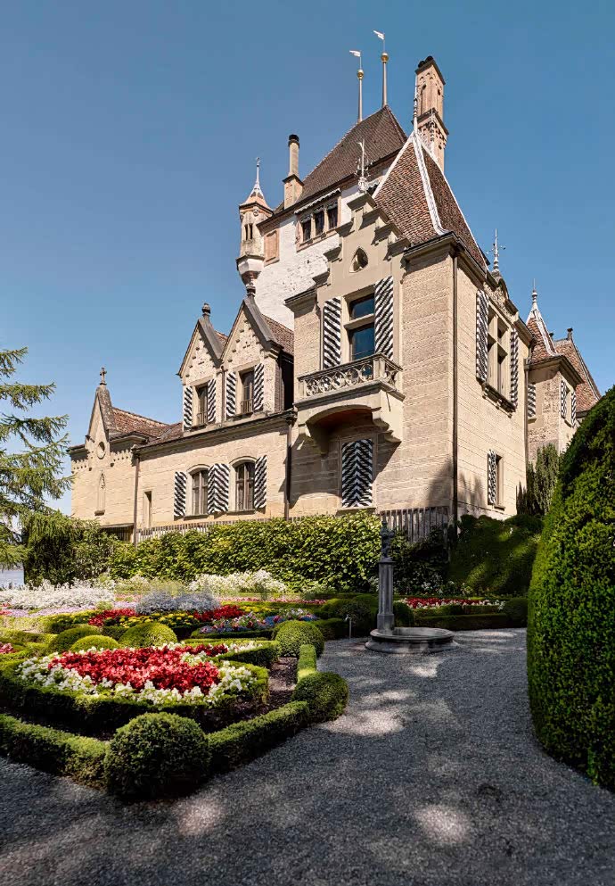 瑞士图恩湖岸边的奥伯霍芬城堡