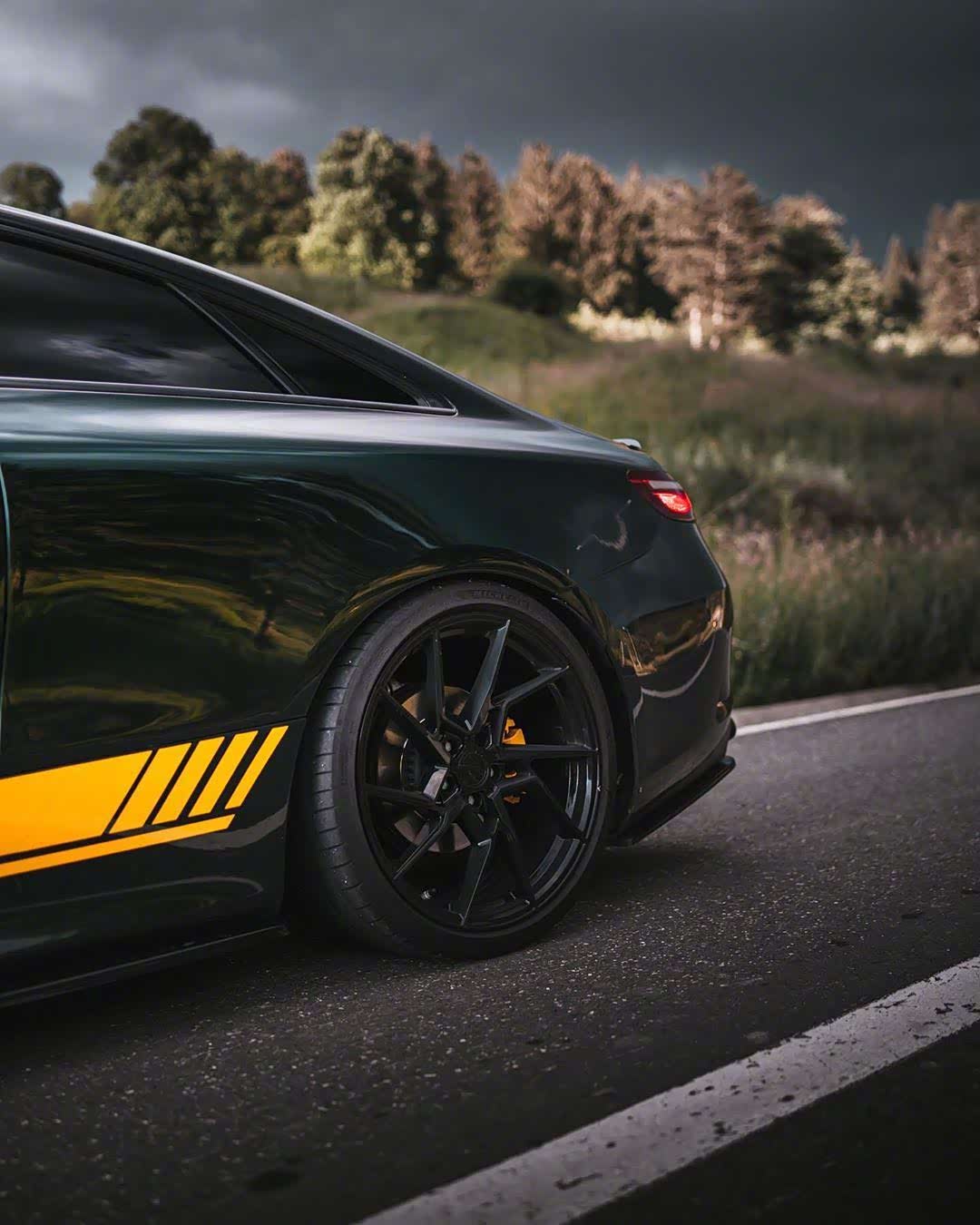 被黑化的奔驰amg配这个拉花很酷