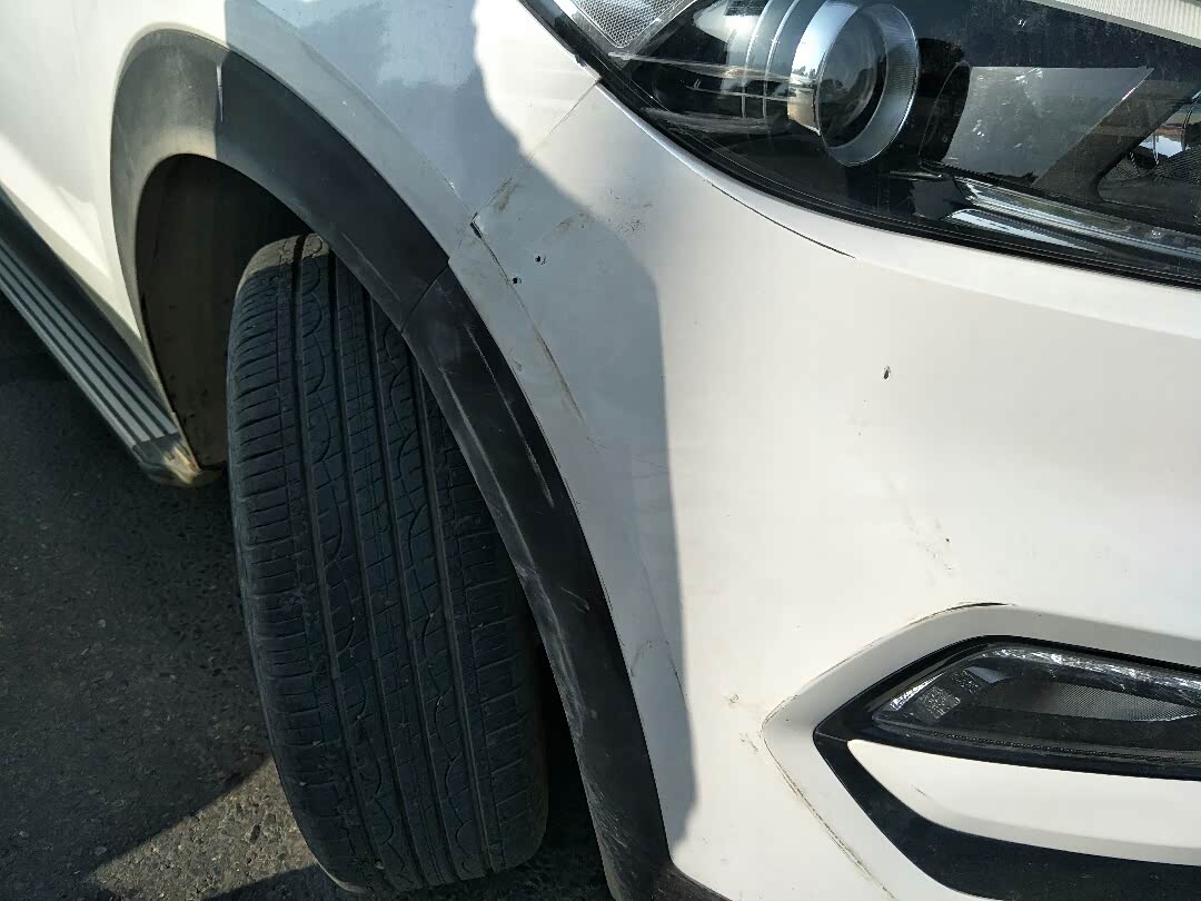右前侧剐蹭还有点轻微变形
