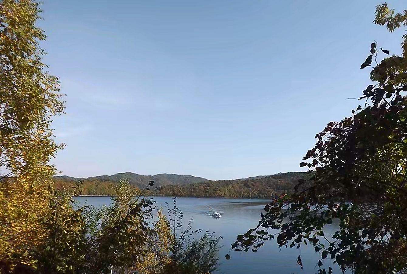 湖泊地貌風光親近大自然的去處藍天萬里無雲水似寶石