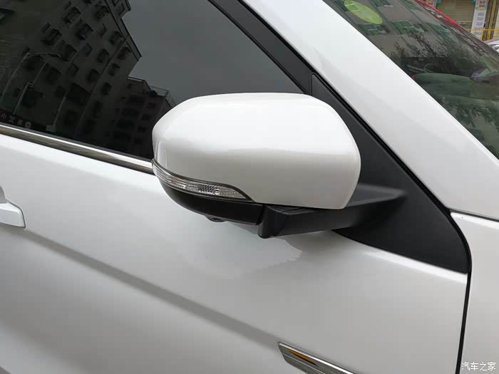 后视镜关锁后自动折叠,我看到后视镜折叠起来就知道车已经锁上了
