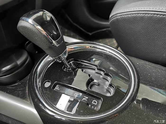 蛇形档位的设计比较独特,不过三菱全系都采用蛇形档位,上手很快一不