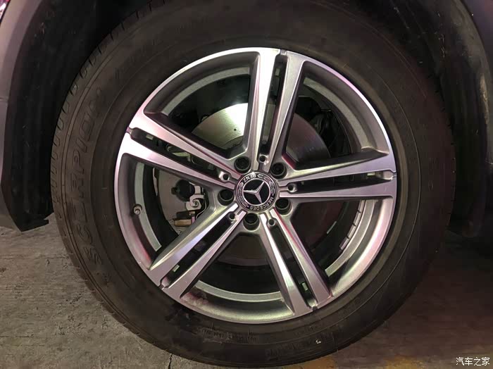 2020款glc260l豪华版的轮胎是防爆胎吗