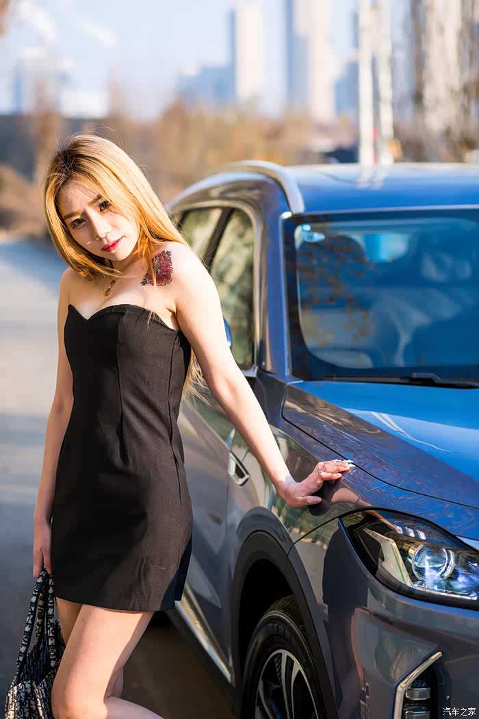 媳妇当车模冬日的浪漫美女邂逅捷途x70plus