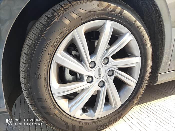 吉利缤瑞!还是比较整洁的 跟亚运版的轮毂颜值相比差了一点点