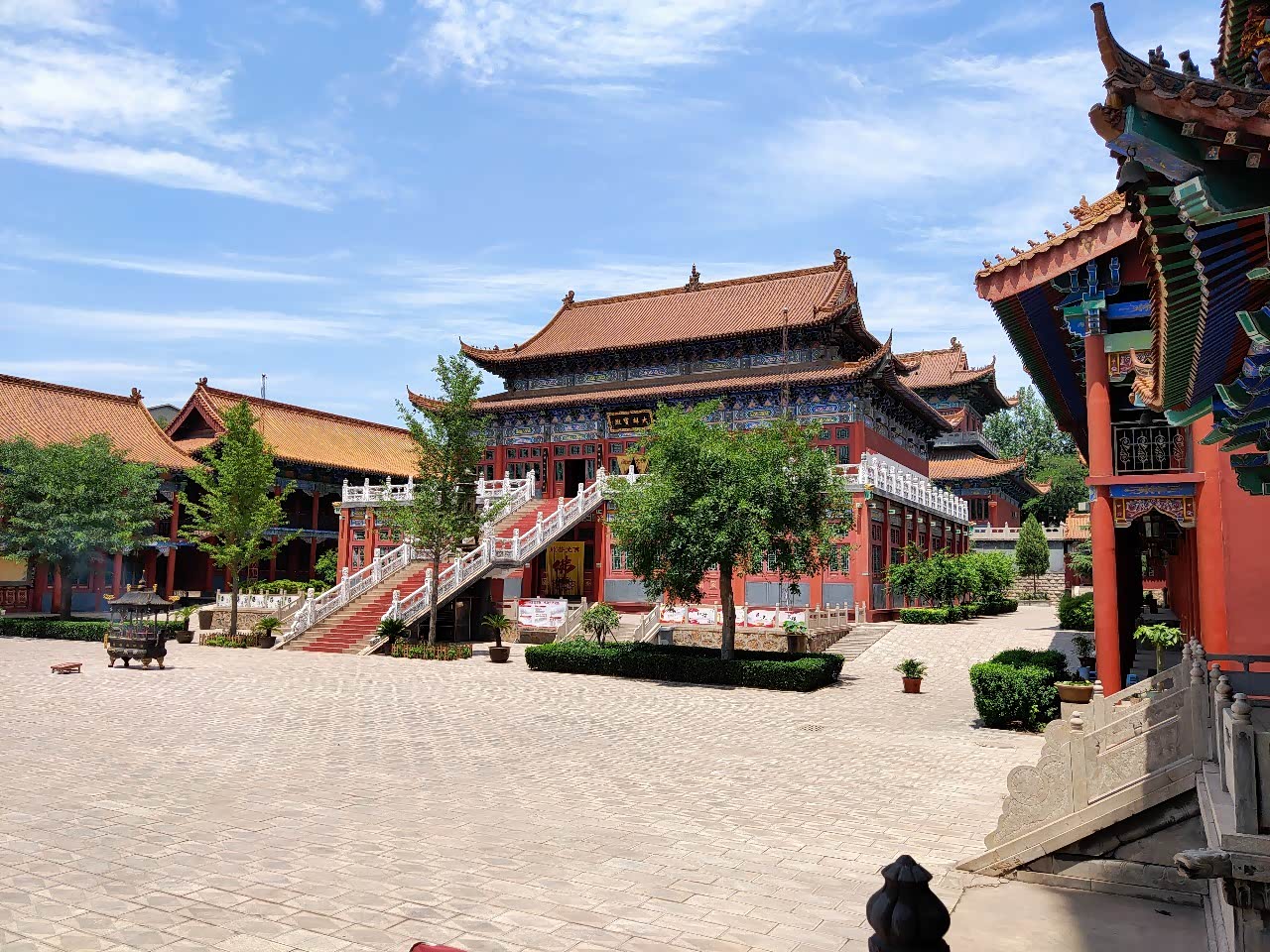 龙泉寺的大雄宝殿,藏经楼,鼓楼