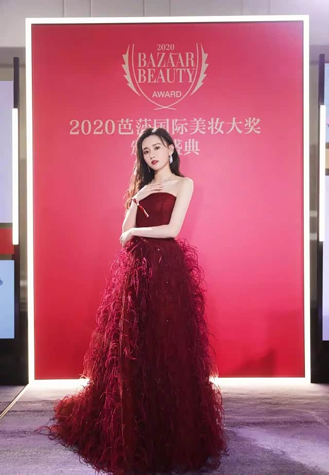 江铠同 ,红色礼服优雅的样子,和红花一样的有魅力.