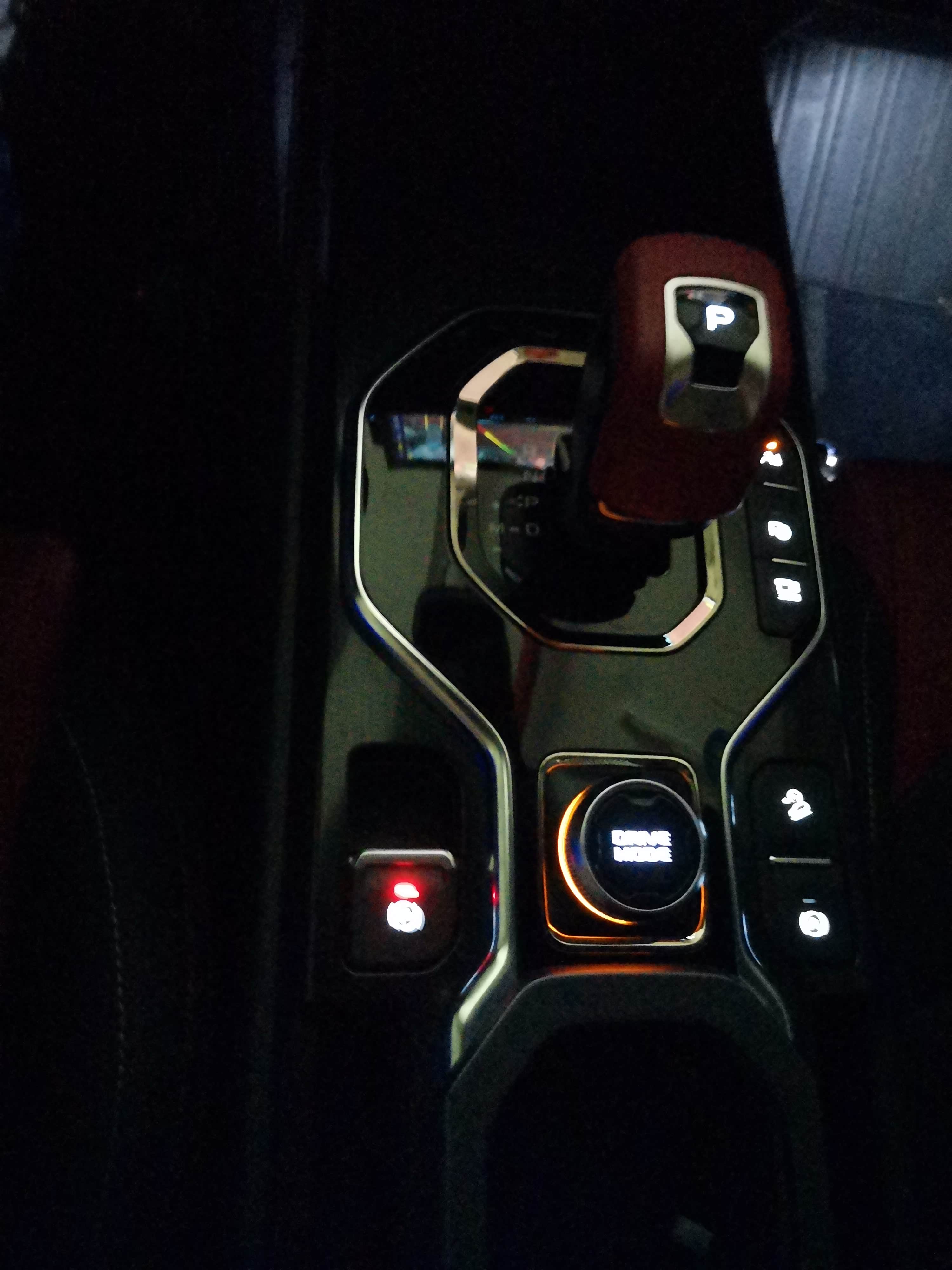 icon有72种颜色氛围灯当你开启前灯时候整个车内就会出现氛围灯显温馨