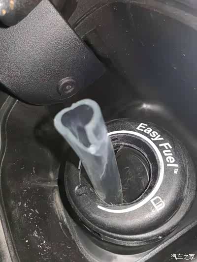 完全拔不出来,估计是油箱内部的阀门有防盗功能?