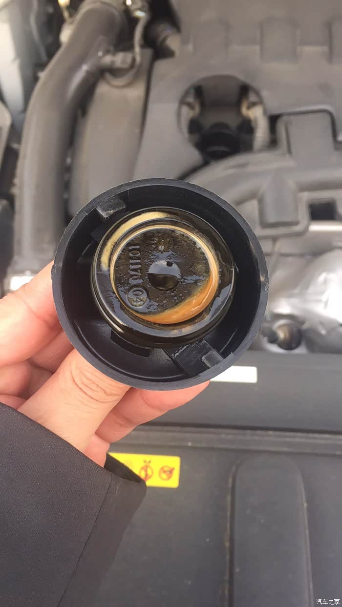 今天看了看机油高度正常颜色正常就是机油盖